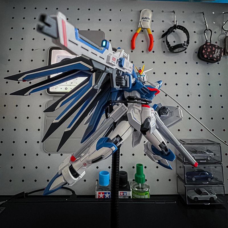 طقم نموذج ميكا بلاستيكي بمقياس - مراجعة Bandai Gundam Hg وسعره