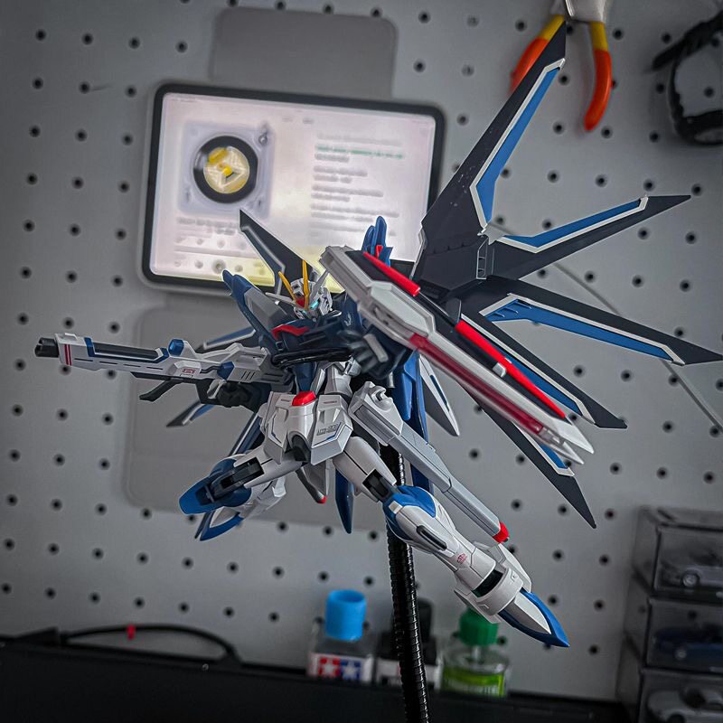 طقم نموذج ميكا بلاستيكي بمقياس - مراجعة Bandai Gundam Hg وسعره
